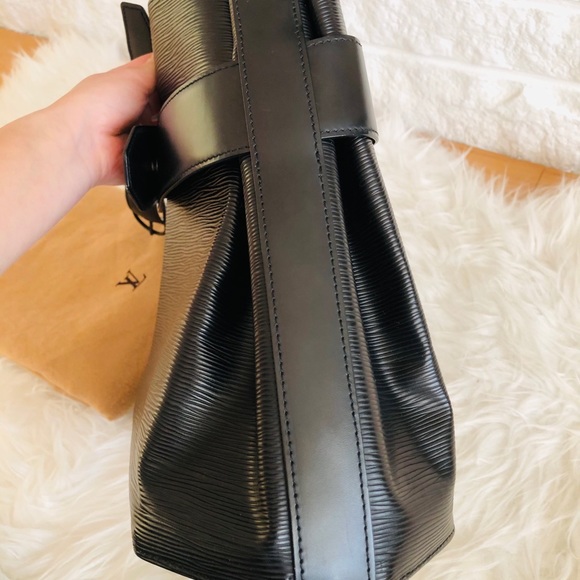 Louis Vuitton Black Epi Leather Sac D’Epaule - Picture 4 of 10